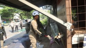 Satpol PP Depok saat menertibkan bangunan liar di jalur pipa Pertamina. /Satpol PP Kota Depok