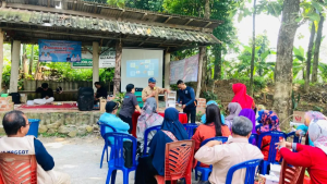 Warga RW 05 Bukit Sawangan Indah saat mengikuti pelatihan pemilahan sampah dan budidaya maggot. /Diskominfo Depok
