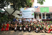 SDN Beji Timur 1 Belajar Ubah Sampah Jadi Eco-enzyme Bareng FEB UI