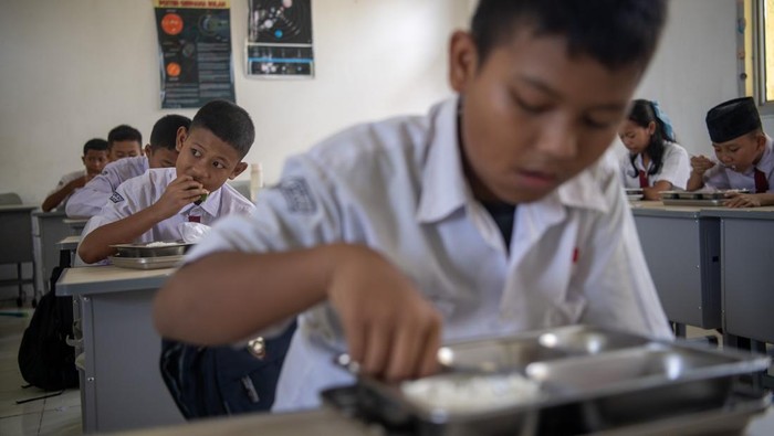 anak-sekolah-di-sumsel-antusias-nikmati-program-makan-bergizi-gratis-1760435548624_169