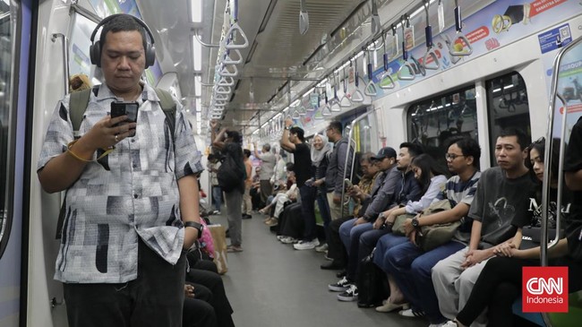 antusias-warga-naik-mrt-tarif-khusus-1-rupiah-1745480225908_169