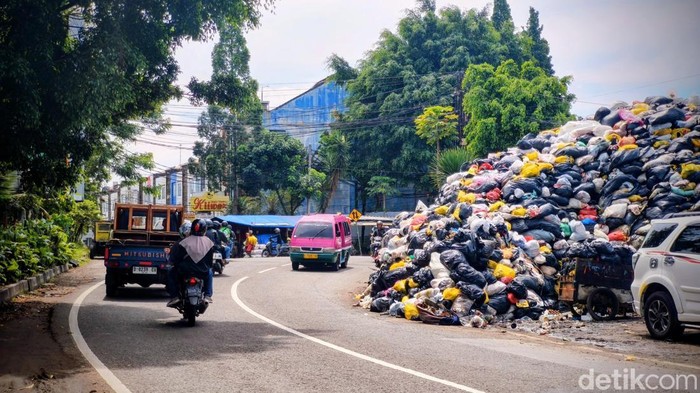 gunungan-sampah-di-jalan-gunung-batu-kota-bandung-1763006702516_169