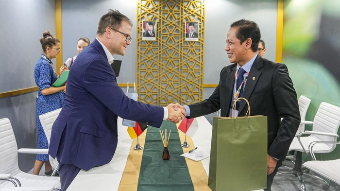 menteri-lingkungan-hidupkepala-bplh-hanif-faisol-nurofiq-saat-bertemu-menteri-federal-untuk-lingkungan-hidup-aksi-iklim-konser-1763609740290_169