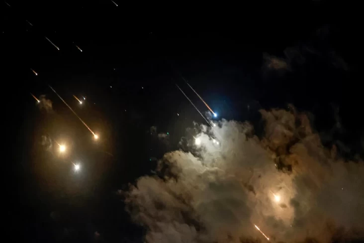 siap-perang-lagi-iran-sekarang-mampu-tembakkan-2000-rudal-sekaligus-yang-lumpuhkan-israel-ebc