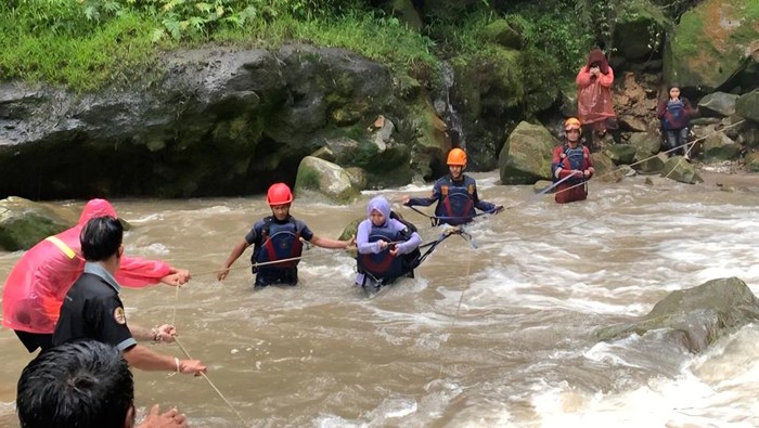 5-wisatawan-terjebak-di-curug-seribu-bogor-1764868636718_169
