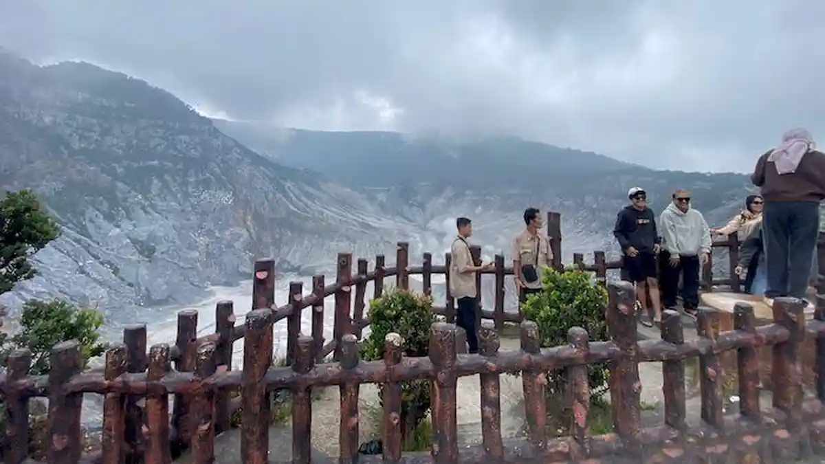 Kondisi-terkini-Kawah-Ratu-dan-aktivitas-wisatawan-di-Gunung-Tangkuban-Parahu