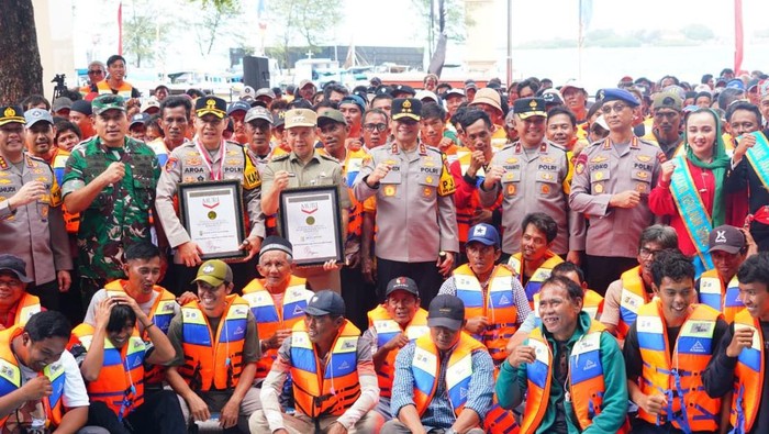 kapolda-metro-jaya-irjen-asep-edi-suheri-memimpin-apel-besar-1000-nelayan-kamtibmas-di-kepulauan-seribu-1766030864523_169