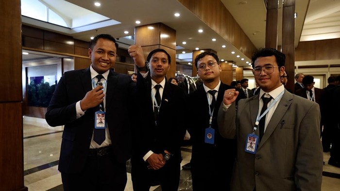 mahasiswa-indonesia-turut-menyambut-kedatangan-presiden-prabowo-subianto-di-islamabad-pakistan-1765249530323_169