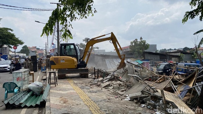 pemkot-depok-membongkar-38-bangunan-liar-sepanjang-jalan-akses-ui-kelapa-dua-cimanggis-depok-jabar-guna-menertibkan-dan-mengem-1766378453039_169