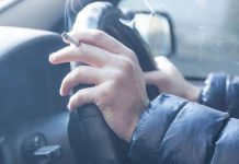 Gugatan ke MK: WNI Minta Sanksi Cabut SIM atau Kerja Sosial Bagi Pengemudi yang Merokok, Soroti ‘Konsentrasi Penuh’ UU LLAJ