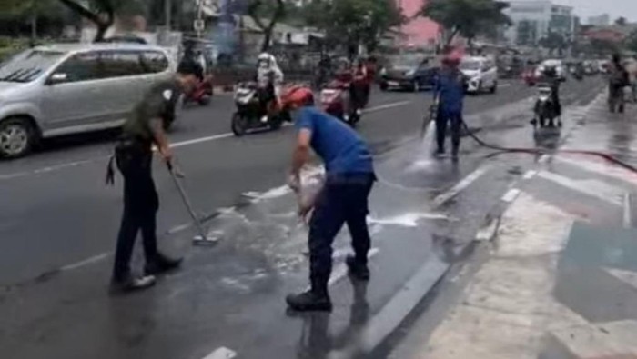 damkar-membersihkan-tumpahan-minyak-yang-bikin-pengendara-motor-berjatuhan-di-jalan-margonda-depok-1767787148831_169