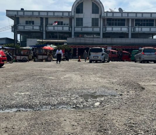 Akses Jalan Terminal Terpadu Depok Rusak Parah, Pengendara Keluhkan Lubang dan Genangan