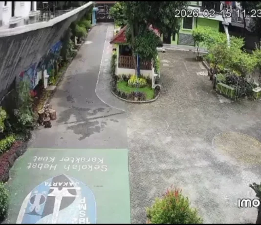 Tembok Setinggi 5 Meter Roboh Timpa SMPN 182 di Jakarta Selatan, Insiden Terekam CCTV