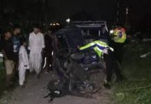 Insiden Perlintasan Sebidang: Mobil Ringsek Tertemper KRL di Parungpanjang, Satu Penumpang Terluka