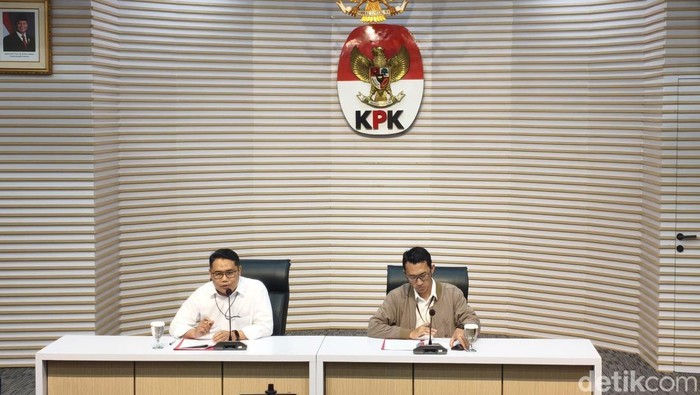 kpk-menetapkan-bupati-cilacap-syamsul-auliya-rachman-aul-bersama-sekda-kabupaten-cilacap-sadmoko-danardono-sad-sebagai-tersang-1773491331137_169