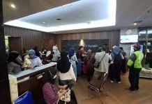 Sistem Eror dan Antrean Mengular, Ratusan Orang Tua Murid Padati Posko Aduan SPMB Depok