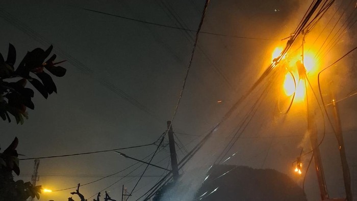 tiang-listrik-di-jalan-rawa-geni-cipayung-depok-jawa-barat-terbakar-1781538799915_169