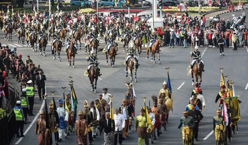 Kirab-Merah-Putih-HUT-ke-81-Kemerdekaan-RI-170826-wiki-02.jpg