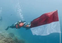 Sinergi TNI-Polri dan Basarnas Kibarkan Merah Putih di Kedalaman Perairan Kupang Sambil Kirim Doa untuk Bencana Flores