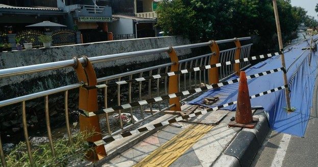 setahun-dibangun-trotoar-di-sawangan-depok-amblas-1785303910814_169
