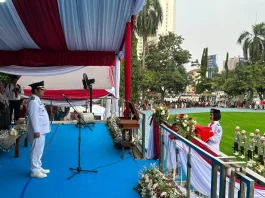 Tampil Tenang dan Anggun, Embun Yasmine Sukses Tunaikan Tugas Pembawa Baki Upacara Penurunan Bendera di Depok