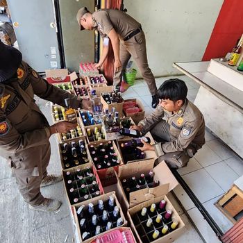 satpol-pp-kota-depok-menertibkan-lima-toko-minuman-keras-miras-di-wilayah-depok-sebanyak-1972-botol-disita-dari-toko-tersebut--1789452398101_11