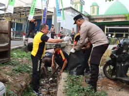 Eksistensi Green Policing di Depok, Polres Metro Depok dan Warga Gotong Royong Bersihkan Masjid At-Taqwa